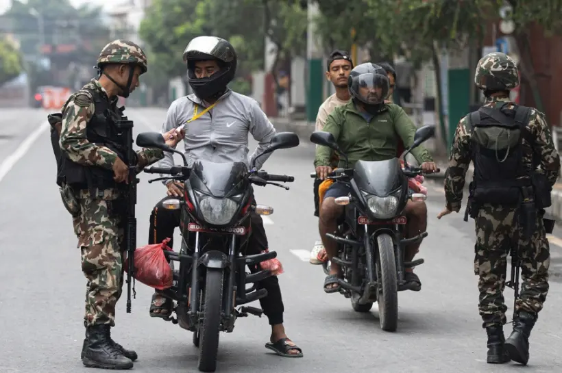 রাস্তায় সেনারা টহল দিচ্ছে ও মানুষকে ঘরে থাকার নির্দেশ দিচ্ছে।