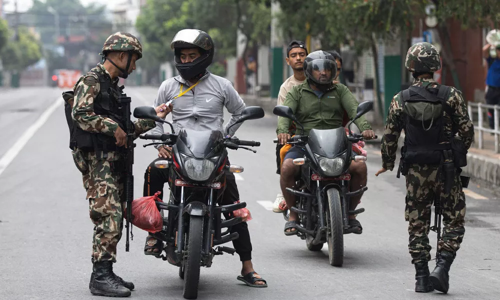 রাস্তায় সেনারা টহল দিচ্ছে ও মানুষকে ঘরে থাকার নির্দেশ দিচ্ছে।