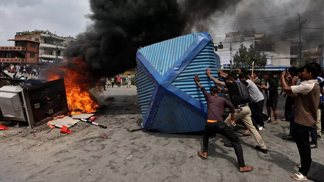 সাবেক প্রধানমন্ত্রী ঝলানাথ খনালের স্ত্রী রাজ্যলক্ষ্মী ছবিকার নিহত হয়েছেন।