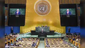 বিভিন্ন দেশের প্রতিনিধিরা তাদের আসন ত্যাগ করে অধিবেশনকক্ষ থেকে বেরিয়ে যান।