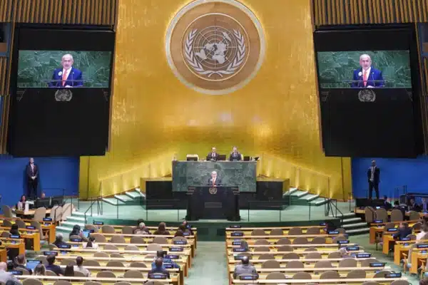 বিভিন্ন দেশের প্রতিনিধিরা তাদের আসন ত্যাগ করে অধিবেশনকক্ষ থেকে বেরিয়ে যান।