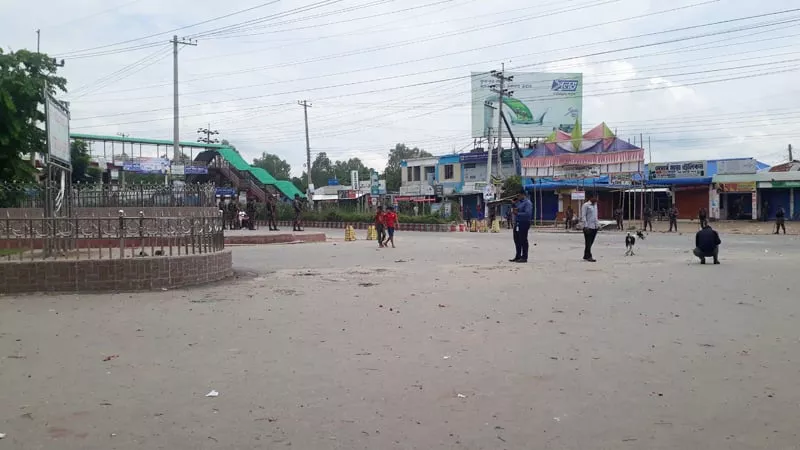আইনশৃঙ্খলা রক্ষাকারী বাহিনীর সঙ্গে শ্রমিকদের দফায় দফায় সংঘর্ষ হয়েছে।