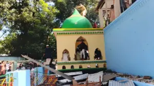 নুরাল পাগলার দরবার শরিফে হামলা ও অগ্নিসংযোগের ঘটনা ঘটেছে।