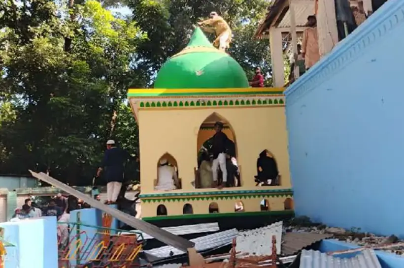 নুরাল পাগলার দরবার শরিফে হামলা ও অগ্নিসংযোগের ঘটনা ঘটেছে।