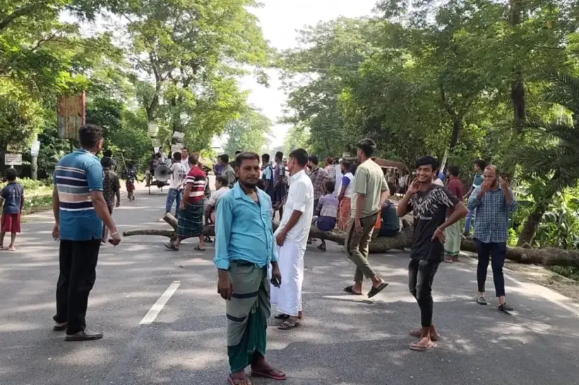 ঢাকা থেকে দক্ষিণবঙ্গের ২১টি জেলার সড়ক যোগাযোগ বন্ধ রয়েছে।