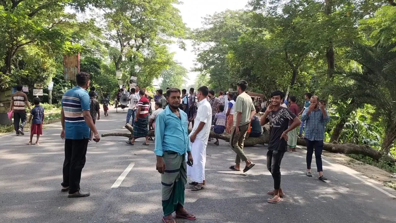 ঢাকা থেকে দক্ষিণবঙ্গের ২১টি জেলার সড়ক যোগাযোগ বন্ধ রয়েছে।