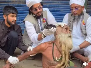 তিনজন তথাকথিত 'বক ধার্মিক' বৃদ্ধ লোকটিকে ধাওয়া করে ধরে ফেলেন।