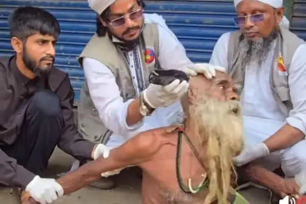 তিনজন তথাকথিত 'বক ধার্মিক' বৃদ্ধ লোকটিকে ধাওয়া করে ধরে ফেলেন।