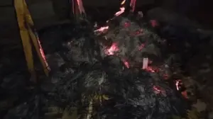 একটি মন্দিরের প্রতিমায় আগুন দিয়েছে দুর্বৃত্তরা।
