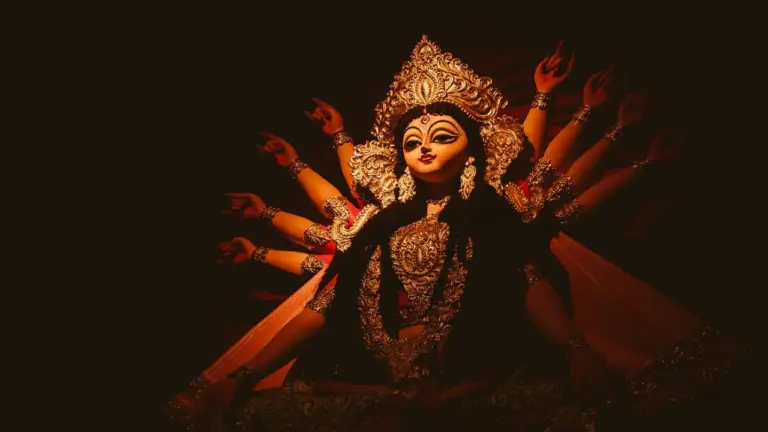 শারদীয় দুর্গোৎসব উপলক্ষে বাংলাদেশের সরকারি চাকরিজীবীরা এ বছর টানা চারদিনের ছুটি উপভোগ করবেন।