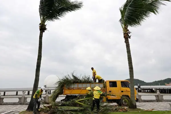 সুপার টাইফুন 'রাগাসা' প্রবল ঝড়-বৃষ্টিসহ হংকং ও তাইওয়ানে আঘাত হেনেছে।
