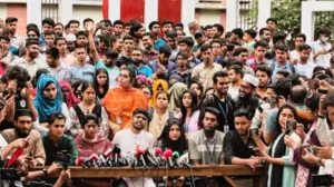 আগামী সোমবারের মধ্যে কঠোর আন্দোলনে নামার হুঁশিয়ারি দিয়েছেন শিক্ষার্থীরা।