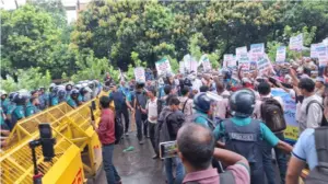 বেসরকারি প্রাথমিক শিক্ষকদের ওপর জলকামান ও সাউন্ড গ্রেনেড নিক্ষেপ করেছে পুলিশ।