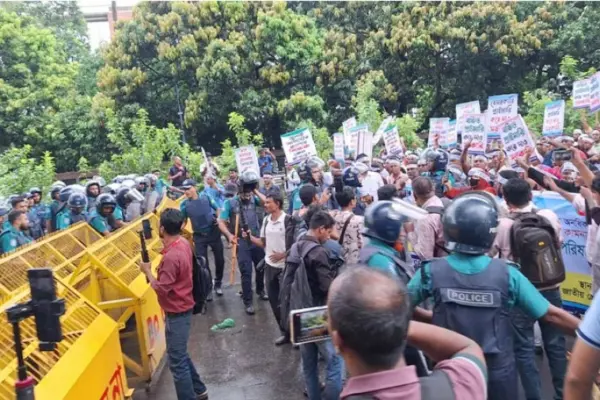 বেসরকারি প্রাথমিক শিক্ষকদের ওপর জলকামান ও সাউন্ড গ্রেনেড নিক্ষেপ করেছে পুলিশ।