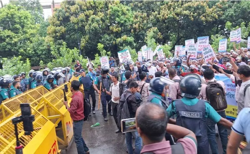 বেসরকারি প্রাথমিক শিক্ষকদের ওপর জলকামান ও সাউন্ড গ্রেনেড নিক্ষেপ করেছে পুলিশ।