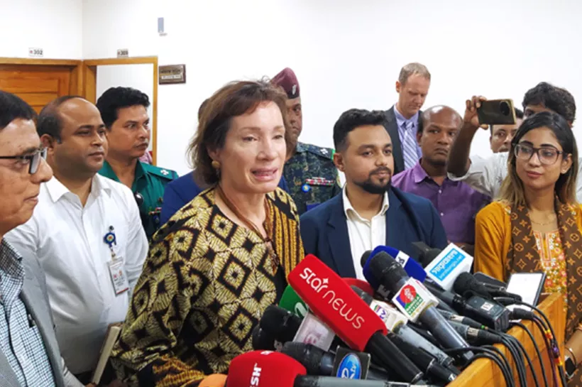 নির্বাচন ভবনে প্রধান নির্বাচন কমিশনার (সিইসি) এএমএম নাসির উদ্দিনের সঙ্গে বৈঠক করেন ট্রেসি অ্যান জ্যাকবসন।