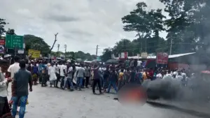 ভোর থেকে অবরোধ কর্মসূচি বন্ধ থাকলেও সকাল সাড়ে ১০টার পর ফের তারা সড়ক অবরোধ কর্মসূচি শুরু করেন।
