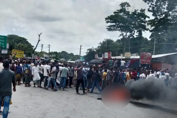 নির্বাচন ও ইউএনও কার্যালয়ে ভাঙচুর-অগ্নিসংযোগ ভোর থেকে অবরোধ কর্মসূচি বন্ধ থাকলেও সকাল সাড়ে ১০টার পর ফের তারা সড়ক অবরোধ কর্মসূচি শুরু করেন।