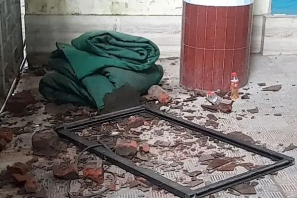 বঙ্গবীর কাদের সিদ্দিকীর টাঙ্গাইলের বাড়ি ‘সোনার বাংলায়’ হামলা চালিয়ে ভাঙচুর করা হয়েছে।