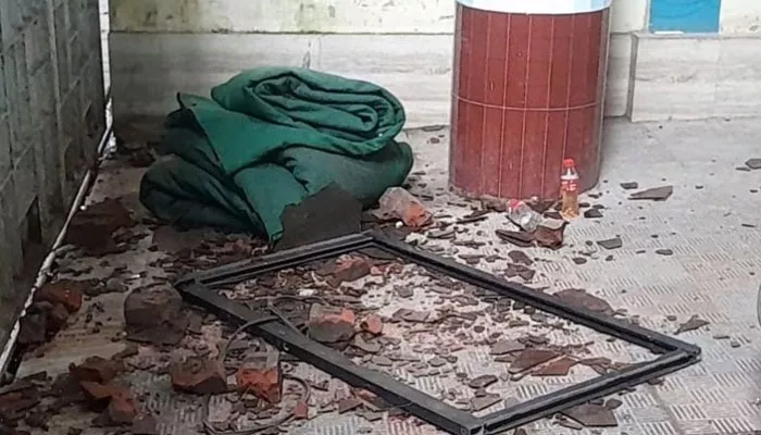 বঙ্গবীর কাদের সিদ্দিকীর টাঙ্গাইলের বাড়ি ‘সোনার বাংলায়’ হামলা চালিয়ে ভাঙচুর করা হয়েছে।