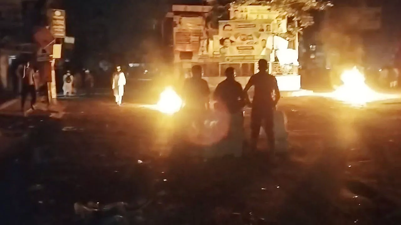 হাটহাজারী মাদ্রাসার শিক্ষার্থী ও জশনে জুলুসের সমর্থকদের মধ্যে সংঘর্ষের ঘটনা ঘটেছে।