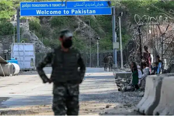 খাইবার পাখতুনখোয়া প্রদেশের তিরাহ উপত্যকায় ভয়াবহ বিমান হামলা চালিয়েছে দেশটির বিমানবাহিনী।