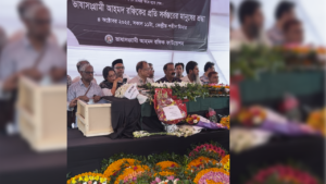 তার মরদেহ সেখানে নিয়ে সবার শ্রদ্ধা নিবেদনের জন্য রাখা হয়।