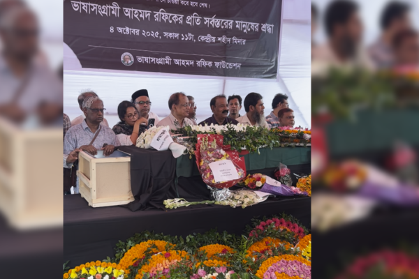 তার মরদেহ সেখানে নিয়ে সবার শ্রদ্ধা নিবেদনের জন্য রাখা হয়।