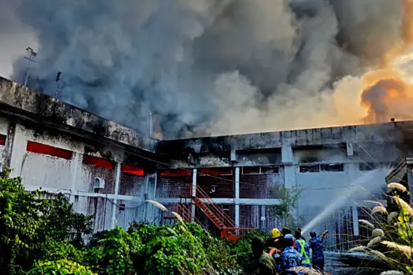 ভয়াবহ এই আগুনে ক্ষতির পরিমাণ হতে পারে হাজার কোটি টাকা।