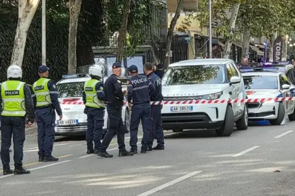 আদালতে বিচার চলাকালীন একজন বিচারককে গুলি করে হত্যা করা হয়েছে।