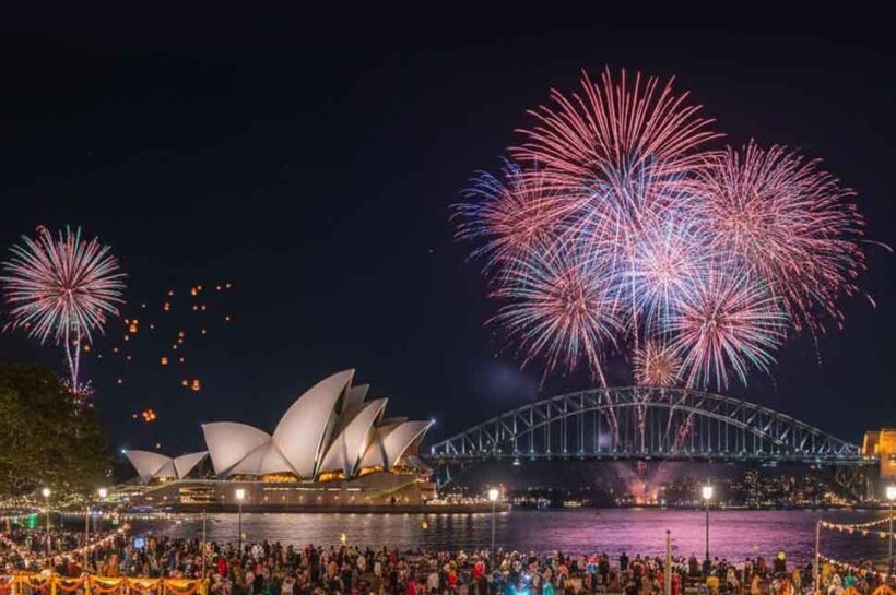 দীপাবলি উপলক্ষে অস্ট্রেলিয়ার সিডনীতে আতশবাজির দৃশ্য