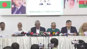 মির্জা ফখরুল ইসলাম আলমগীর স্পষ্ট জানিয়ে দিয়েছেন, জাতীয় নির্বাচনের দিন ছাড়া বিএনপি কোনোভাবেই গণভোটের সিদ্ধান্ত মেনে নেবে না।