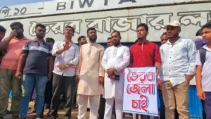 ভৈরবকে জেলা ঘোষণার দাবিতে এবার নৌপথ অবরোধ করেছেন আন্দোলনকারীরা।