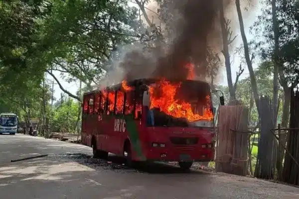 বিআরটিসির চলন্ত বাসে অগ্নিকাণ্ড ঘটেছে।