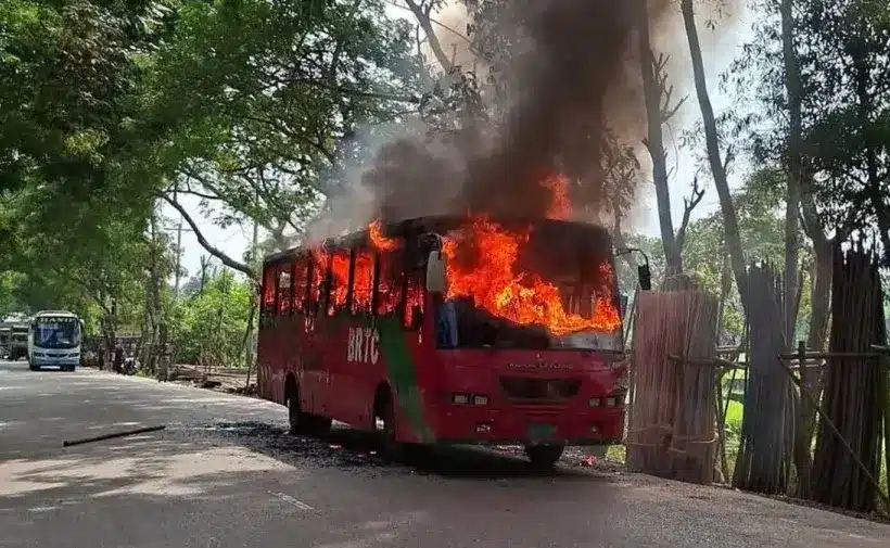 বিআরটিসির চলন্ত বাসে অগ্নিকাণ্ড ঘটেছে।