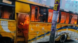একটি যাত্রীবাহী বাসে আগুন লাগিয়ে দেওয়ার ঘটনা ঘটেছে।