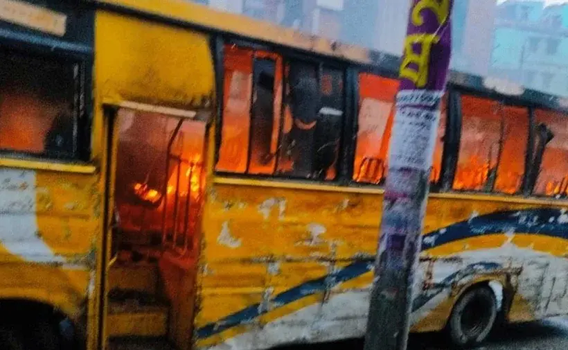 একটি যাত্রীবাহী বাসে আগুন লাগিয়ে দেওয়ার ঘটনা ঘটেছে।