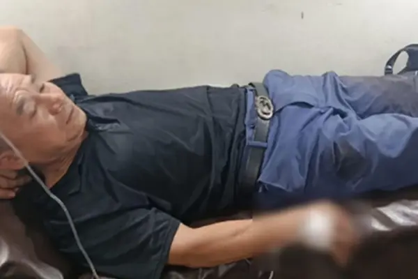 গুরুতর জখম হওয়া সেই বিদেশি নাগরিককে চট্টগ্রাম মেডিকেল কলেজ হাসপাতালে ভর্তি করা হয়েছে।