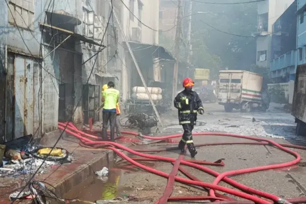 একটি পোশাক কারখানা ও কেমিক্যাল গোডাউনে আগুন লেগে ৯ জন নিহত হয়েছেন।