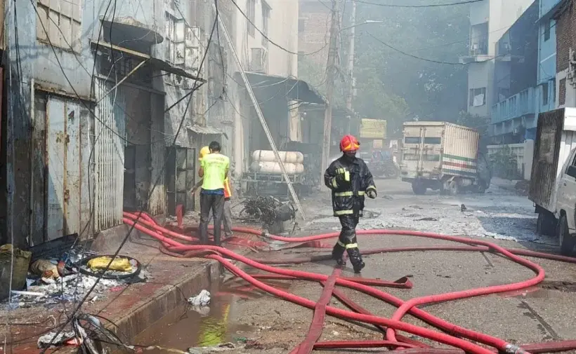 একটি পোশাক কারখানা ও কেমিক্যাল গোডাউনে আগুন লেগে ৯ জন নিহত হয়েছেন।