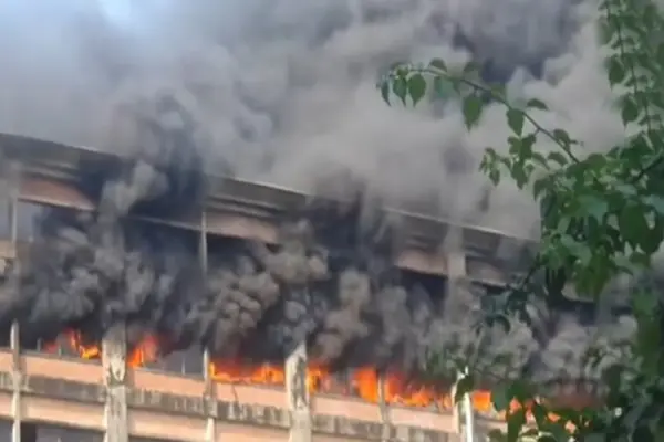 একটি পোশাক কারখানায় ভয়াবহ আগুন লেগেছে।