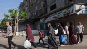 ফিলিস্তিনের গাজা শহর খালি করার পরিকল্পনা বাস্তবায়নে এখন পুরোদমে হামলা চালাচ্ছে ইসরায়েল।