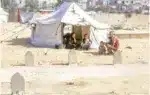 গাজার হাজার হাজার বাস্তুচ্যুত মানুষ এখন কবরস্থানে তাঁবু গেড়েছেন।