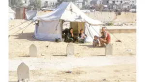 গাজার হাজার হাজার বাস্তুচ্যুত মানুষ এখন কবরস্থানে তাঁবু গেড়েছেন।