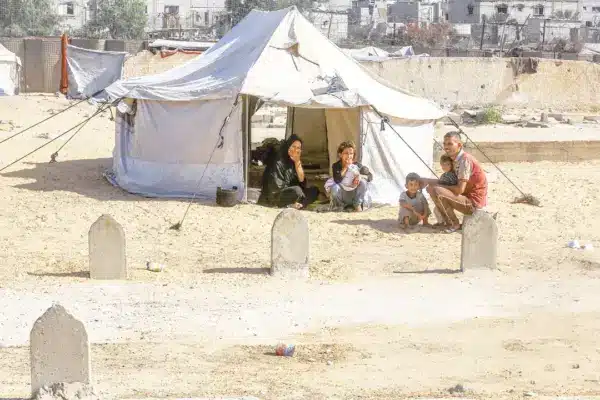 গাজার হাজার হাজার বাস্তুচ্যুত মানুষ এখন কবরস্থানে তাঁবু গেড়েছেন।