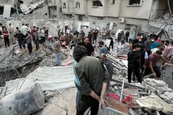 ধ্বংসস্তূপের নিচে আটকা পড়ে থাকা কমপক্ষে ৯ হাজার ফিলিস্তিনি 'নিখোঁজ' বলে এখন পর্যন্ত নিশ্চিত হওয়া গেছে।