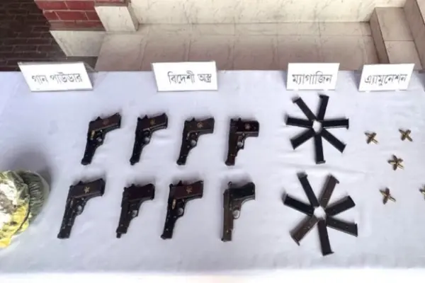 বনলতা এক্সপ্রেস থেকে অস্ত্রভর্তি ট্রলি ব‍্যাগ উদ্ধার করেছে বাংলাদেশ সেনাবাহিনী।