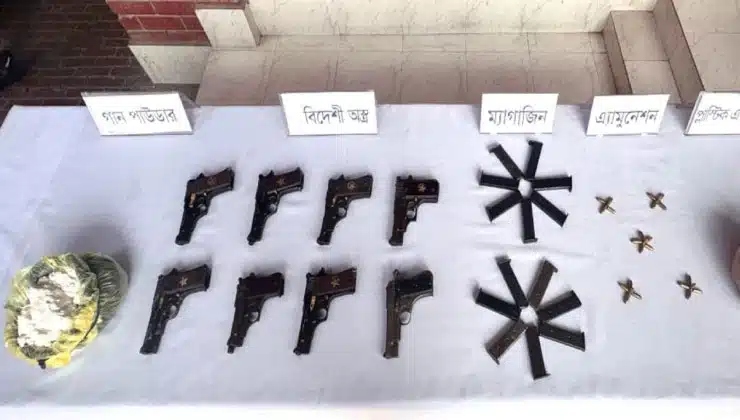 বনলতা এক্সপ্রেস থেকে অস্ত্রভর্তি ট্রলি ব‍্যাগ উদ্ধার করেছে বাংলাদেশ সেনাবাহিনী।