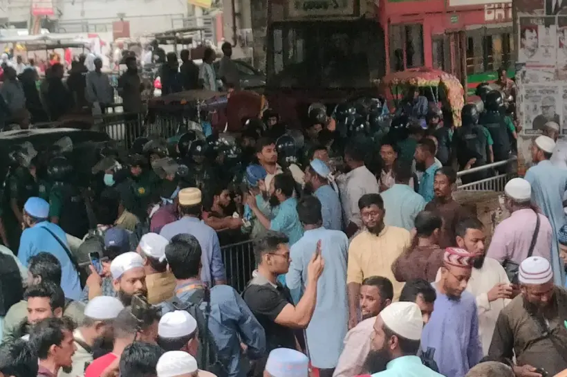 ইবতেদায়ি মাদ্রাসা শিক্ষকদের সঙ্গে পুলিশের সংঘর্ষের ঘটনা ঘটেছে।