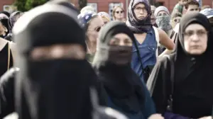 ইতালি জনসমাগমের স্থানে মুসলিম নারীদের বোরকা ও নিকাব পরিধান নিষিদ্ধ করার একটি নতুন বিল আনার পরিকল্পনা করেছে।